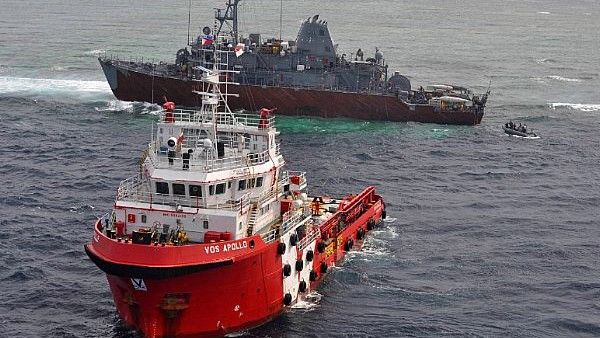 Operacja wypompowania paliwa, czerwony kadłub USS Guardian to wynik odpadnięcia powłoki z tworzywa sztucznego ochraniającego drewno - fot. US Navy
