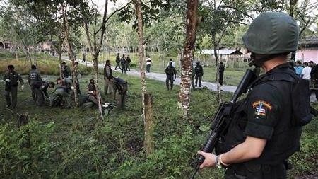 Służby badają miejsce, gdzie doszło do ataku rebeliantów - fot. Reuters/Surapan Boonthanom