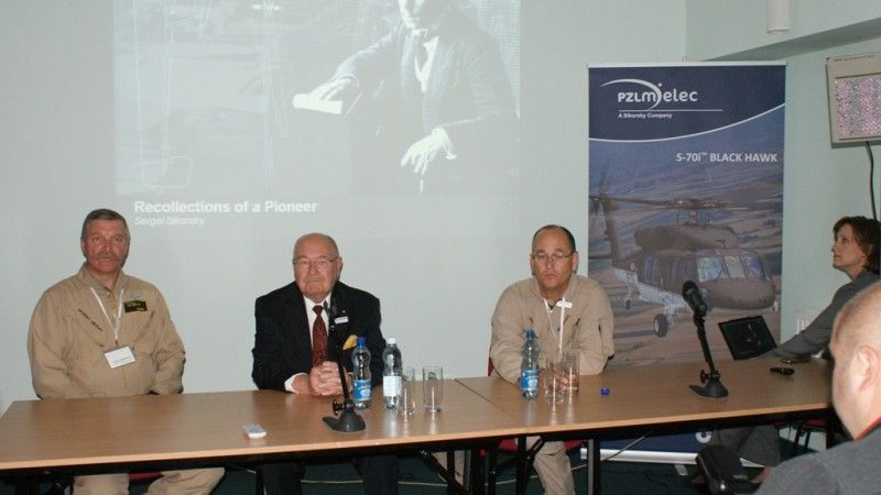 Sergei Sikorsky w towarzystwie pilotów testowych PZL Mielec w czasie konferencji - fot. Łukasz Pacholski