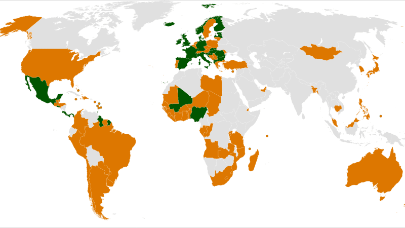 W kolorze pomarańczowym zaznaczono kraje, które podpisały Traktat ONZ o Handlu Bronią, a w zielonym te, które go ratyfikowały. Fot. Wikipedia