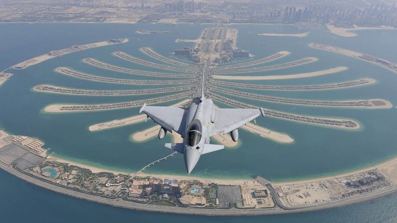 Eurofighter nad słynną sztuczną wyspą w Dubaju - fot. BAE Systems