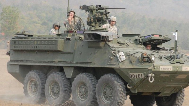US Army zleciła przebudowę transporterów Stryker do standardu Stryker DVH, co pozwoli na zwiększenie poziomu ich ochrony wnętrza. Koszt konwersji istniejących pojazdów jest znacznie niższy, niż zakupu nowych wozów. Fot. Sgt. 1st Class Jason Shepherd/US Army.