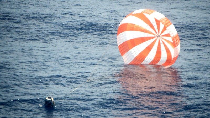 CRS-1 po powrocie na Ziemię oczekujący na wyłowienie z wody - fot. SpaceX
