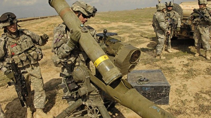 Ładowanie pocisku TOW do wyrzutni - fot. US Army