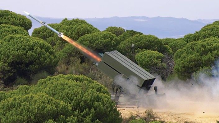 Odpalenie pocisku AIM-120 AMRAAM z wyrzutni NASAMS. Fot. Raytheon.