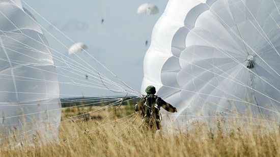 Rosjanie opracowali wersją „P” spadochronu D-10 do skoków z bardzo małych wysokości i w ekstremalnie trudnych warunkach pogodowych – fot. in-space.info