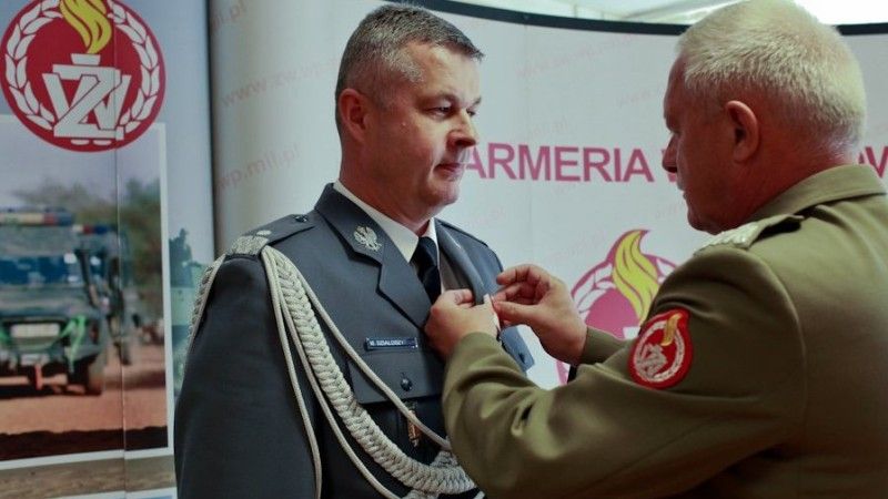 Złoty medal wręczył nadinsp. Działoszyńskiemu w imieniu ministra Siemoniaka gen. dyw. dr Mirosław Rozmus - fot. policja.pl / www.zw.wp.mil.pl