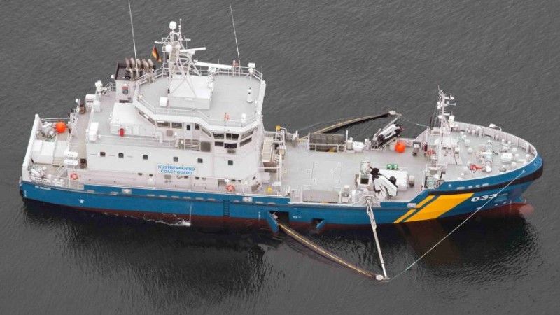 Nowy okręt szwedzkiej straży granicznej z rozłożonym systemem do zbierania zanieczyszczeń  – fot. M.Dura
