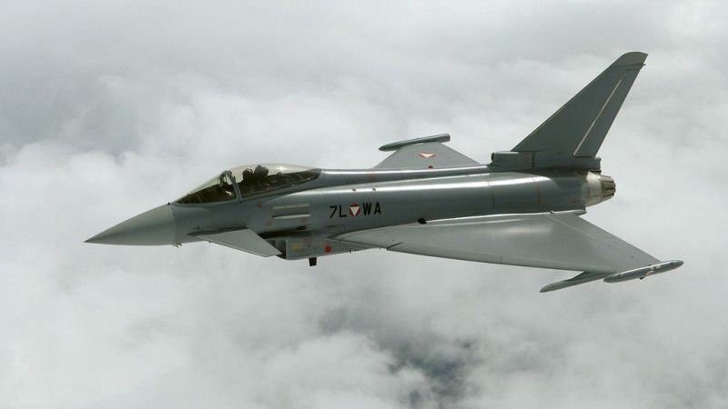 Austria posiada 15 myśliwców Eurofighter, ale ze względu na fatalną sytuację finansową resortu obrony w służbie austriackich sił powietrznych jest obecnie tylko 12 pilotów, zdolnych do wykonywania lotów na tych myśliwcach. Fot. Markus Zinner/Bundesheer (Bundesministerium für Landesverteidigung und Sport)/Wikimedia Commons.