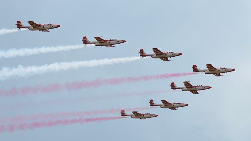 Przelot samolotów zespołu Biało-Czerwone Iskry - fot. flickr.com