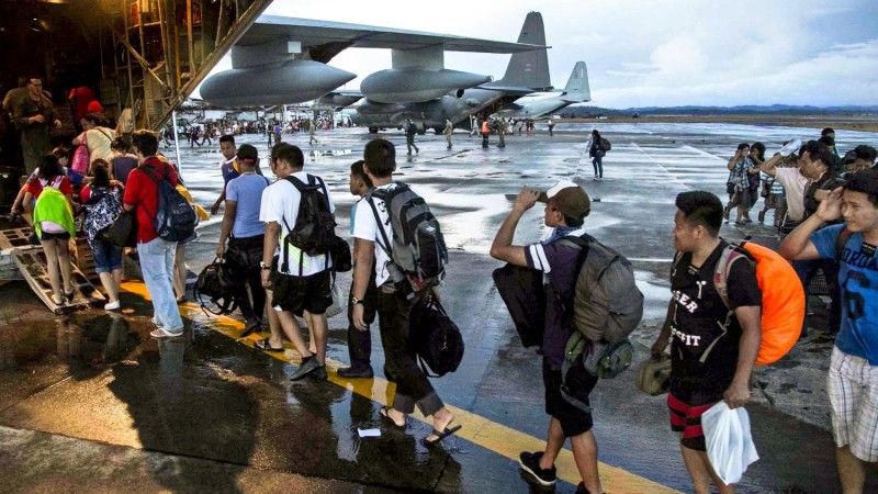 Ofiary tajfunu wsiadają na pokład samolotu C-130 Hercules - fot. Departament Obrony USA