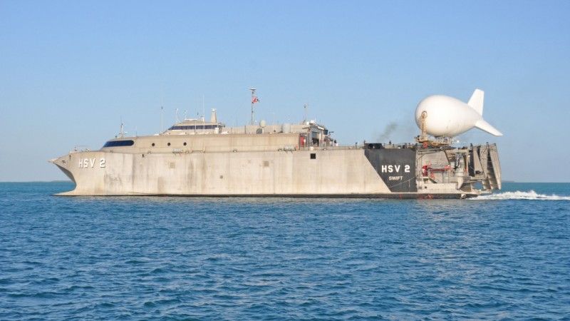 Okręt HSV 2 wykorzystywany jest do sprawdzenia balonów obserwacyjnych w zwalczaniu przemytu narkotyków – fot. US Navy