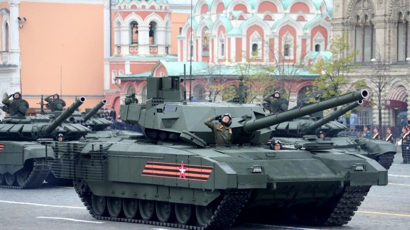 Rosyjski czołg T-14 Armata, w tle wozy T-72B3M (zdjęcie ilustracyjne). Fot. kremlin.ru.