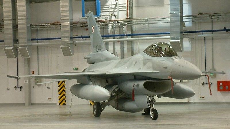 "Dobrym pomysłem ad hoc wydaję się być zbudowanie hangaro-schronów, które ochroniłby F-16 i Migi 29 przed uderzeniem rakietowym z Obwodu Kaliningradzkiego"- pisze ekspert Instytutu Kościuszki. Fot. Wikipedia