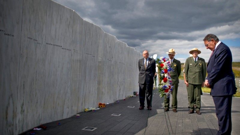W tym roku obchody rocznicy zamachów z 11 września odbędą się bez udziału polityków. Wczoraj hołd ofiarom złożył, m.in. sekretarz obrony, Leon Panetta - fot. Pentagon.