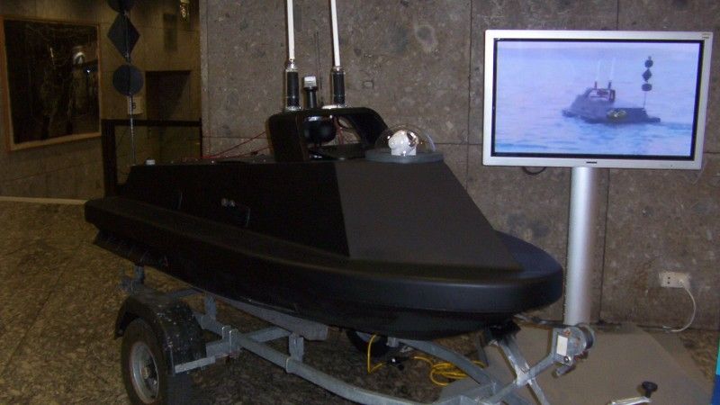 Jednym ze sposobów proponowanych przez QinetiQ na oddalenie od okrętów zagrożenia ze strony szybkich łodzi jest wysłanie przeciwko nim dronów nawodnych Sentry, wykonanych z wykorzystaniem techniki Stealth (M.Dura)