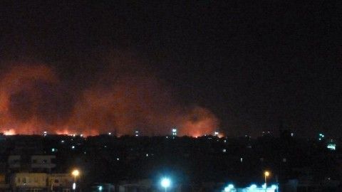 Płonący kompleks zbrojeniowy Yarmuk - fot. www.shafaqna.com