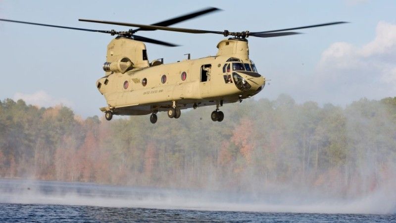 Brytyjczycy przejęli pierwsze trzy śmigłowce CH-47 Chinook HC6– fot. Boeing