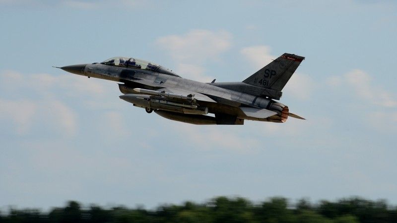 Siły Stanów Zjednoczonych wzmocniły obecność w Polsce, między innymi przez dodatkowe rotacje myśliwców F-16 do bazy w Łasku. (na zdjęciu). W celu uzyskania odpowiedniego poziomu zdolności obronnych niezbędne jest jednak podjęcie długookresowych decyzji politycznych. Fot. Airman 1st Class Kyle Gese/USAF.