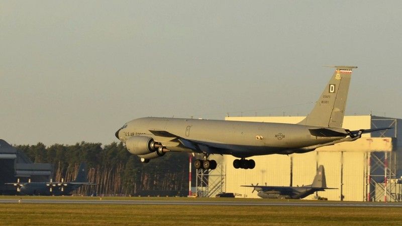 Widok na polskiego F-16 z pokładu tankowca KC-135 - fot. USAF