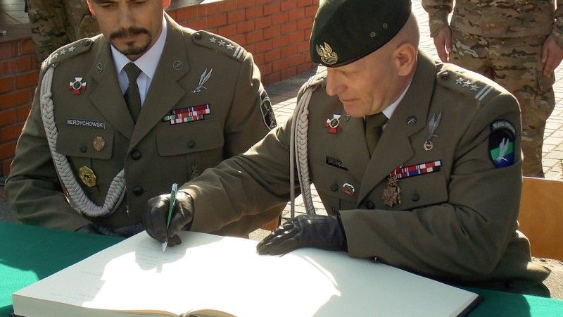 Na zdjęciu ustępujący ze stanowiska płk Berdychowski (z lewej) oraz nowy dowódca JW AGAT płk Drumowicz (z prawej); fot. JW AGAT