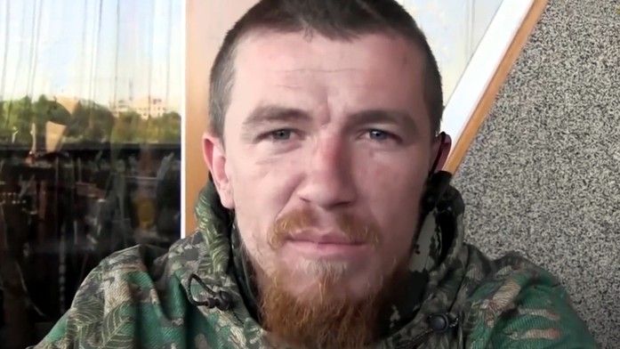 Rosjanin Arsen Pawłow, który przyznał się do zabicia 15 jeńców wojennych i powinien być tropiony międzynarodowym listem gończym jest nadal bezkarny – fot. YouTube.com
