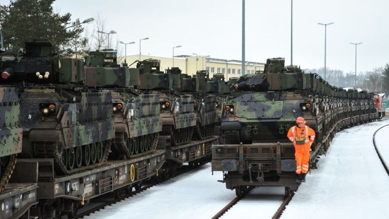 Ponad 50 czołgów Abrams i wozów Bradley przybyło do Niemiec - fot. NATO