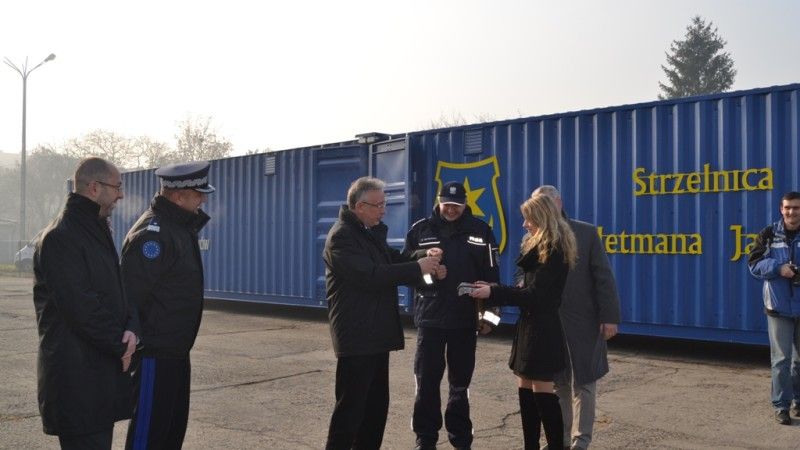 Policjanci odbierają nową strzelnicę - fot. Zakłady Mechaniczne Tarnów