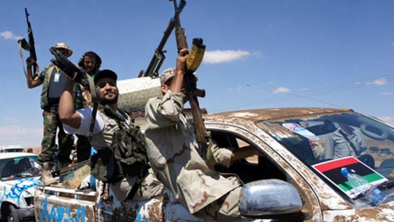 Rząd w Trypolisie najwyraźniej nie sprawuje efektywnej kontroli nad sytuacją w kraju, gdzie wciąż działa szereg ugrupowań zbrojnych. Na zdjęciu członkowie libijskich milicji podczas walk w 2011 roku. Fot. Elizabeth Arrott/Voice of America/Wikimedia Commons.