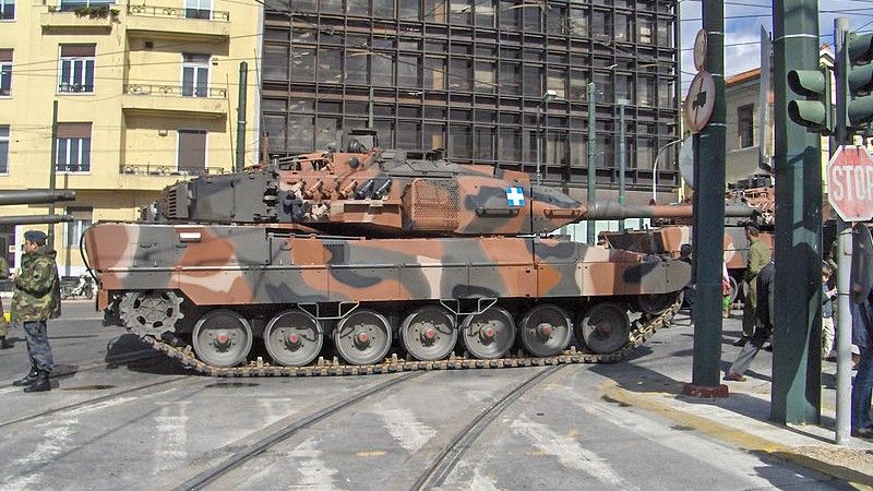 Zakres programu modernizacji greckiej armii obejmie także zakup 30 000 sztuk amunicji do czołgów Leopard 2 za 150 mln euro. Na zdjęciu maszyna typu Leopard 2 HEL. Fot. Konstantinos Stampoulis/Wikimedia Commons/CC 3.0.