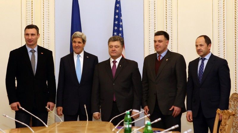 Spotkanie sekretarza stanu USA Johna Kerry’ego z ukraińskimi parlamentarzystami, jeszcze przed wyborem Petra Poroszenki na prezydenta Ukrainy. Fot. US State Department/flickr.