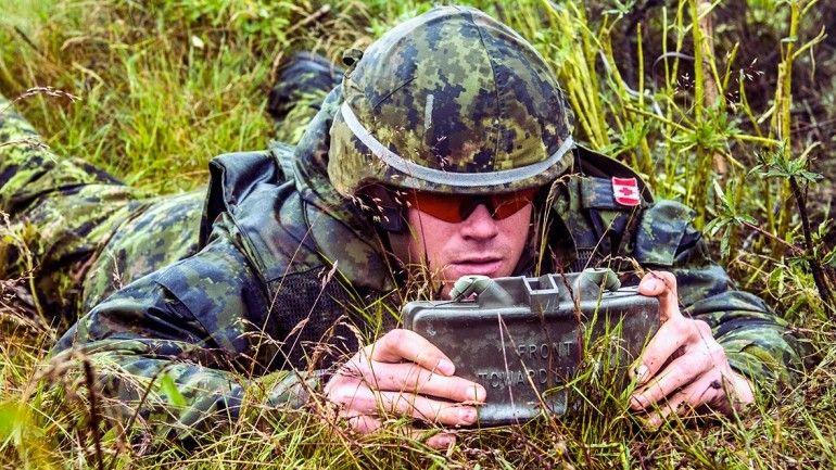 Kanadyjski żołnierz ustawia minę claymore na poligonie w Drawsku. Fot. forces.gc.ca