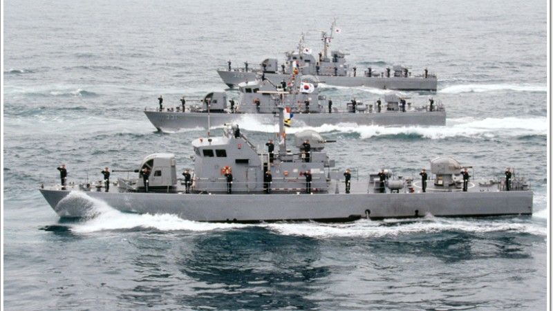 Południowokoreańskie okręty patrolowe musiały oddać strzały ostrzegawcze aby usunąć z wód terytorialnych jednostki z Korei Północnej - fot. Marynarka Wojenna Korei Południowej