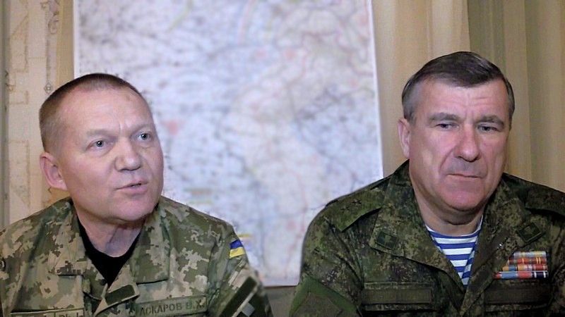 Przedstawiciele sił zbrojnych Ukrainy i Rosji, biorący udział w rozmowach na temat zawieszenia broni. Fot. mil.gov.ua.