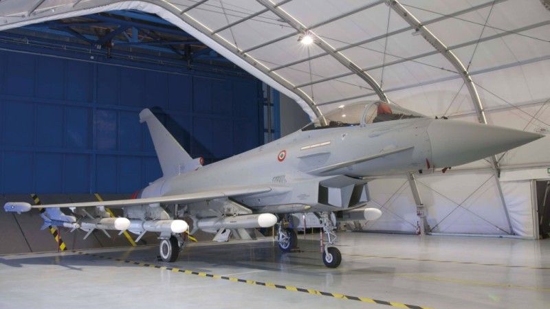 Samolot Typhoon z podwieszonymi 6 rakietami przeciwokrętowymi Marte ER - fot. Eurofighter