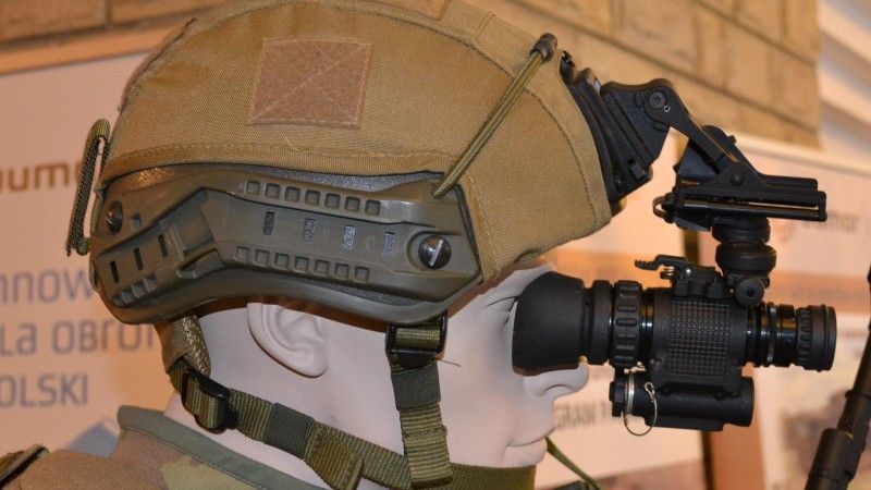 Wojsko chce kupić ponad 5000 sztuk hełmów bojowych przystosowanych do wykonywania skoków spadochronowych – fot. M.Dura