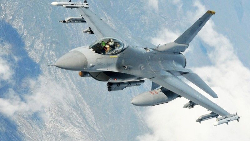 Wielozadaniowy samolot bojowy Lockheed Martin F-16 Fighting Falcon należący do USAF, taka maszyna spadła dziś do Morza Japońskiego - fot. USAF