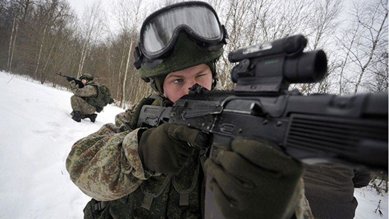 Zimowe testy systemu żołnierza przyszłości "Ratnik" prowadzą spadochroniarze z Pskowa - fot. Rostec