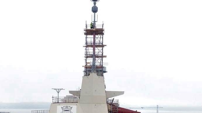 Lotniskowiec HMS „Queen Elizabeth” ma już swoją docelową wysokość po zamontowaniu głównego masztu – fot. Royal Navy