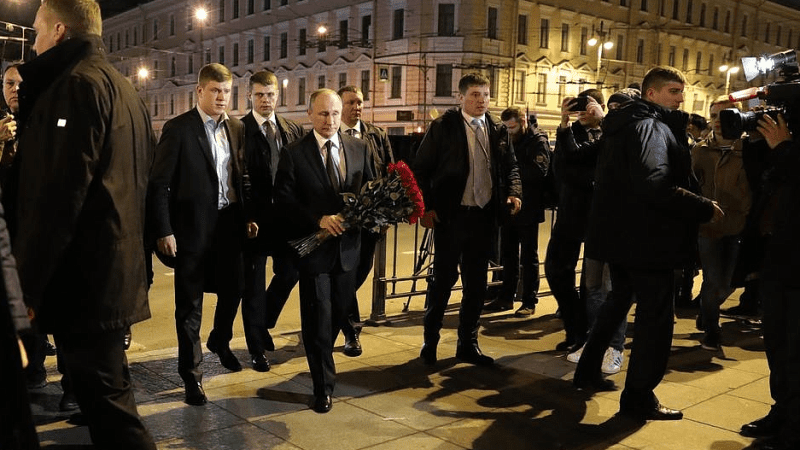 Prezydent Rosji składa hołd ofiarom zamachu w Petersburgu. Fot. kremlin.ru