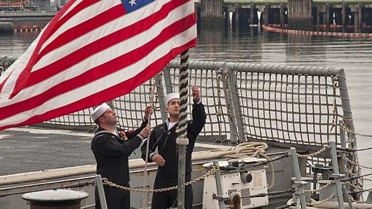 Opuszczono banderę na kolejnych dwóch fregatach typu Oliver Hazard Perry. Na zdjęciu ceremonia na USS „Ford”– fot. US Navy