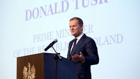 Premier Donald Tusk poinformował o możliwych cięciach środków przeznaczonych na zbrojenia. Fot. Wikipedia