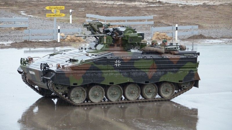 Niemiecki bojowy wóz piechoty Marder 1A3. Nowsze bwp Puma wciąż nie zostały wprowadzone na uzbrojenie. Fot. synaxonag/Flickr/CC BY 2.0.