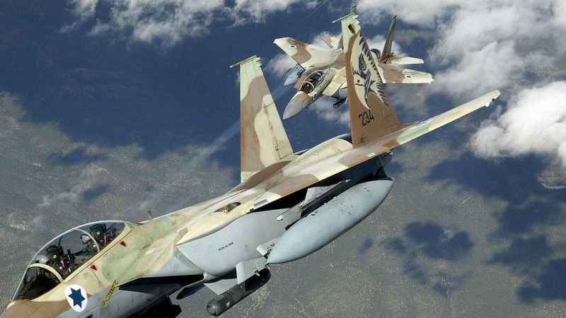 Izraelskie lotnictwo przeprowadziło naloty na cele w Strefie Gazy. Istnieje możliwość dalszej eskalacji starć. Na zdjęciu samoloty F-15I izraelskich sił powietrznych. Fot. TSGT KEVIN J. GRUENWALD, USAF via Wikimedia Commons.