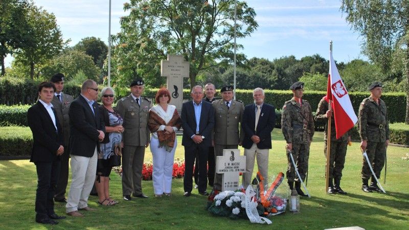 Żołnierze Czarnej Dywizji przy grobie generała Maczka - fot. 11 LDKPanc