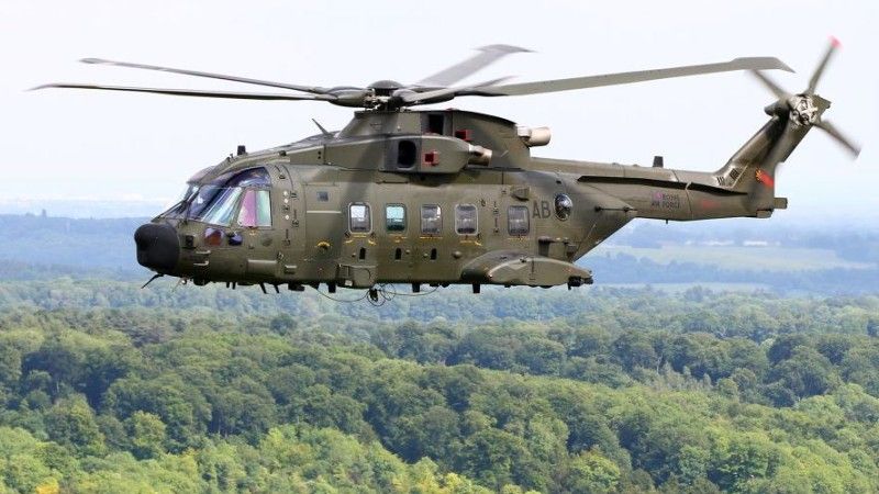 Śmigłowiec Merlin HC3 o włos minął bezzałogowiec Desert Hawk - fot. Crown Copyright