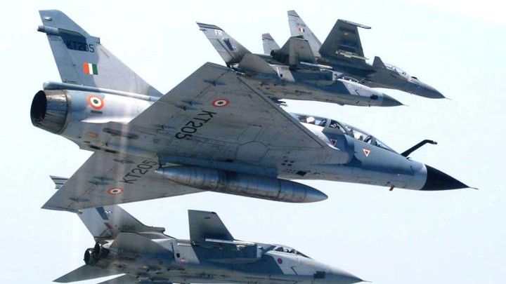 Brak części zmusił siły powietrzne Indii do uziemienia części maszyn Mirage 2000 (na zdjęciu w formacji z Su-30 i brytyjskimi Tornado). fot. indianairforce.nic.in
