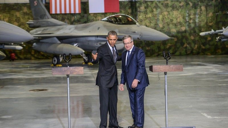 Prezydenci Obama i Komorowski na tle samolotów F-16. Minister finansów stwierdził, że poziom 2,3 % udziału nakładów na obronę w PKB w 2015 roku zapewnią spłaty za myśliwce F-16. Wcześniej deklarował on, że najprawdopodobniej będzie w stanie znaleźć dodatkowe 800 mln zł na obronę, zgodnie z propozycją prezydenta. Fot. US Embassy Poland/flickr.