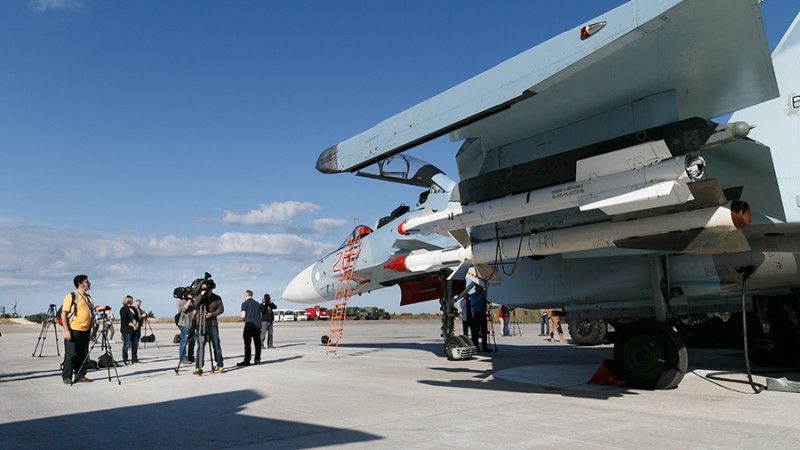 Rosjanie często zapraszają dziennikarzy do swojej bazy lotniczej i na pokład okrętów pływających w pobliżu Syrii - fot. mil.ru