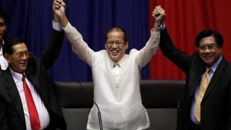 Prezydent Aquino (w środku) podpisał porozumienie pokojowe z przywódcą muzułmańskich rebelliantów Muradem Ibrahimem - fot. Wikipedia